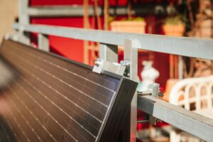 moderan crni balkonski solarni panel instaliran na ogradi terase u gradu 2026