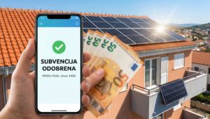 Pametni telefon s aplikacijom "Subvencija Odobrena" i ruka s novcem ispred solarnih panela pod suncem, vodič kroz FZOEU poticaje 2026.